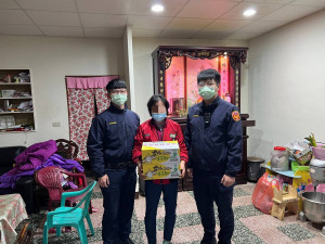 大園分局三菓派出所員警趁著春節前贈送民生物資，讓楊婦及孫子能安心過個好年。
