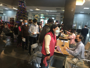南基醫師鐘光廷為縣府員工先評估。（記者扶小萍攝）