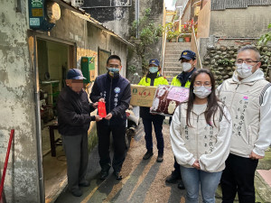 農曆年節將至，平鎮警寒冬送暖足感心
