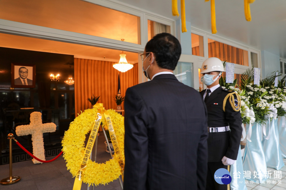 先總統蔣經國先生逝世34周年紀念日，中國國民黨主席朱立倫13日上午前往桃園大溪頭寮陵寢獻花致敬。