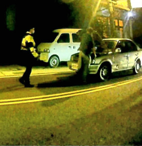 尖峰時刻車輛拋錨卡路中，警民合作接電霸救援