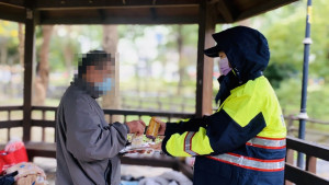 強烈冷氣團來襲，壢警助街友抗寒抗疫
