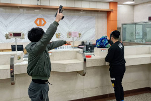 大園警防搶演練逼真，除提升銀行行員應變能力，也提醒民眾提領大筆現金時應結伴同行
