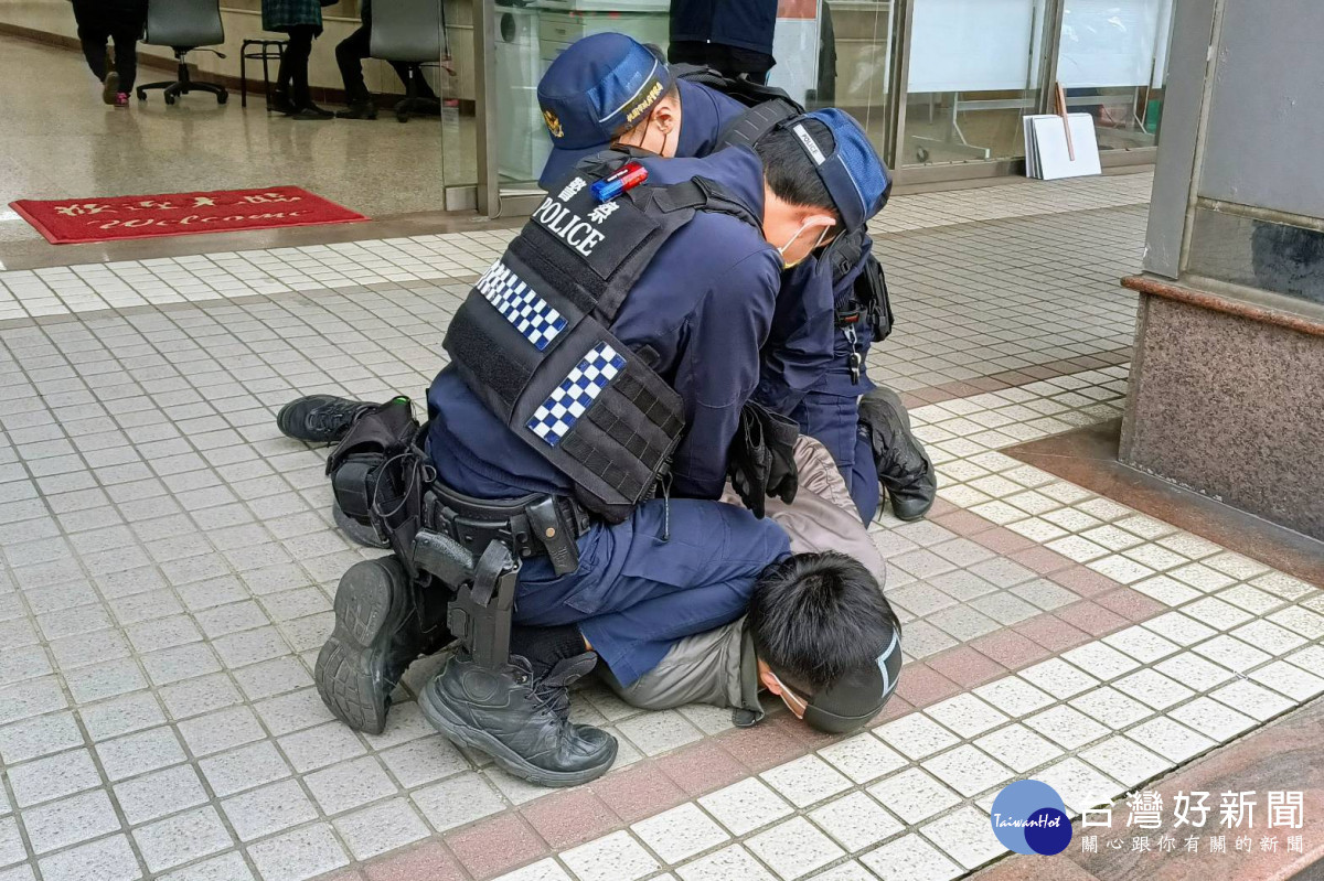 大園警防搶演練逼真，除提升銀行行員應變能力，也提醒民眾提領大筆現金時應結伴同行<br />
<br />
