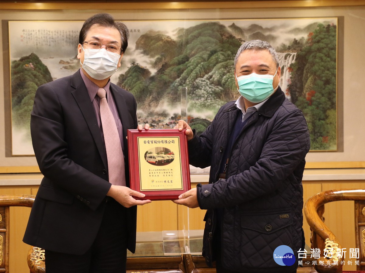劉和然代表侯友宜市長頒贈感謝牌給日電貿公司副董事長李坤蒼（右）