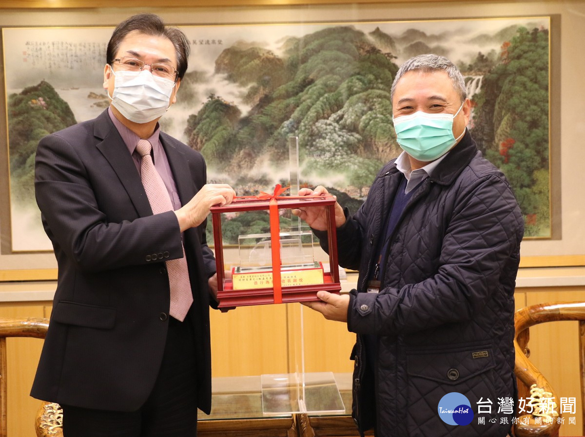 劉和然代表侯友宜市長回贈復康巴士模型車給日電貿公司副董事長李坤蒼（右）