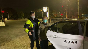 寒冷冬夜失智老翁夜出迷途，斗南警暖心協尋助返家/斗南警分局