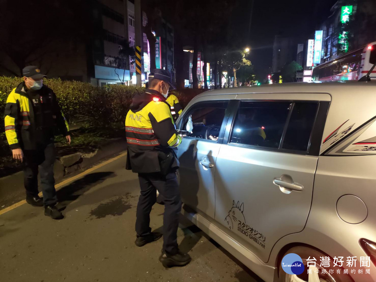 中壢警寒冬深夜站上路口執行「取締酒後駕車」專案勤務