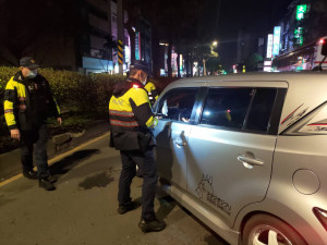 中壢警寒冬深夜站上路口執行「取締酒後駕車」專案勤務