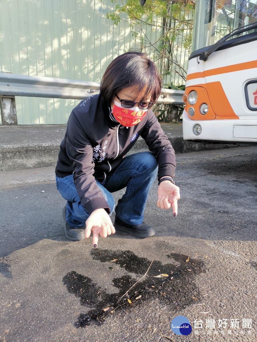 南屯培德路旁油污釀道安事故朱暖英議員到場勘查