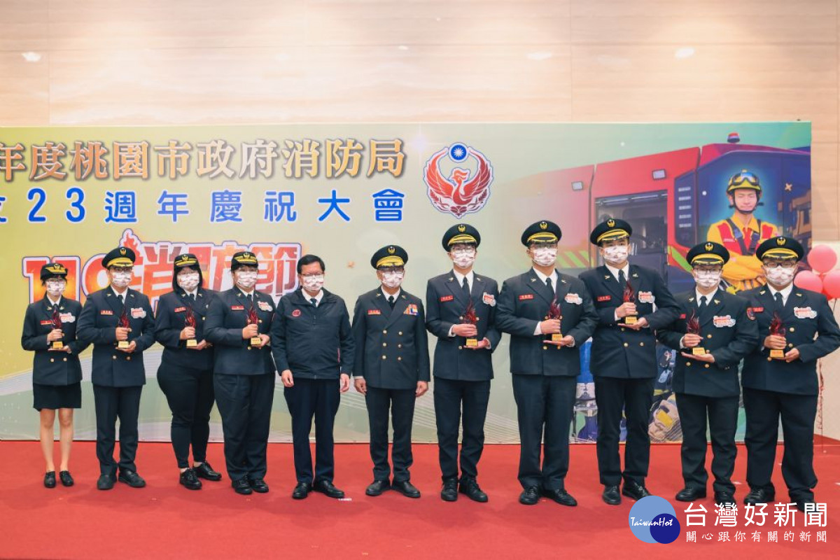 市長與消防人員工作楷模合影
