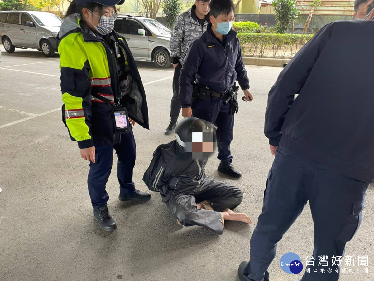 莊姓男子快速道路上竊取7個水溝蓋，準備拿去變現，但仍被警方攔下，當場人贓俱獲<br />
<br />
