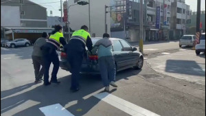 20年老車行駛拋錨卡路中，斗南警即時協助解圍/