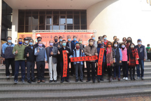 南投文化局邀請20餘位書法名家展開新春揮毫。（記者扶小萍攝）