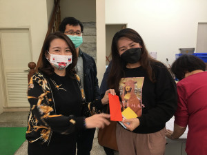 羅美玲獎勵員工打第三劑疫苗贈500元鼓勵。（記者扶小萍攝）