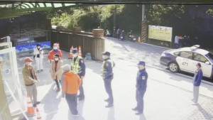 9旬耆老找不到疫苗接種站，在警方的協助下順利的到達疫苗接種站完成疫苗接種