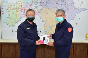 嘉義縣警察局公關科長黃丁旺(右)從警45年，將在本月16日屆齡退休／嘉義縣警局提供