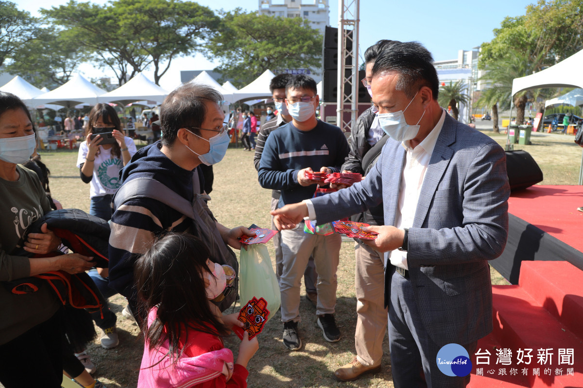 嘉義縣政府舉辦「振興年貨市集」，縣長翁章梁現場發1000包紅包／陳致愷翻攝