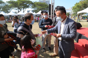嘉義縣政府舉辦「振興年貨市集」，縣長翁章梁現場發1000包紅包／陳致愷翻攝