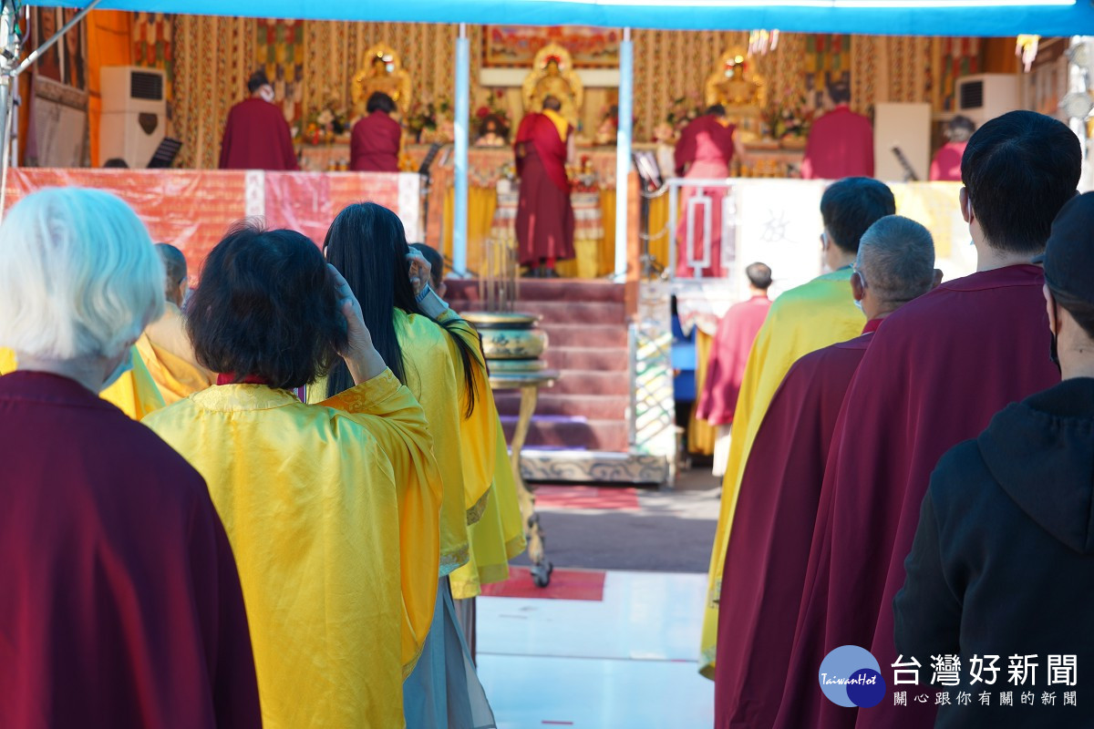 行動佛殿143站台南龍崎，各地信眾來到佛殿恭敬虔誠誦經祈福