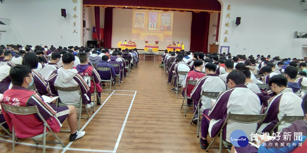 世界佛教正心會於1月12日在嘉義高中舉辦學生祈福法會，全校師生近五百人參加，祝福學生考試金榜題名