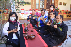 來賓們品評冬茶特等獎的茶。（記者扶小萍攝）