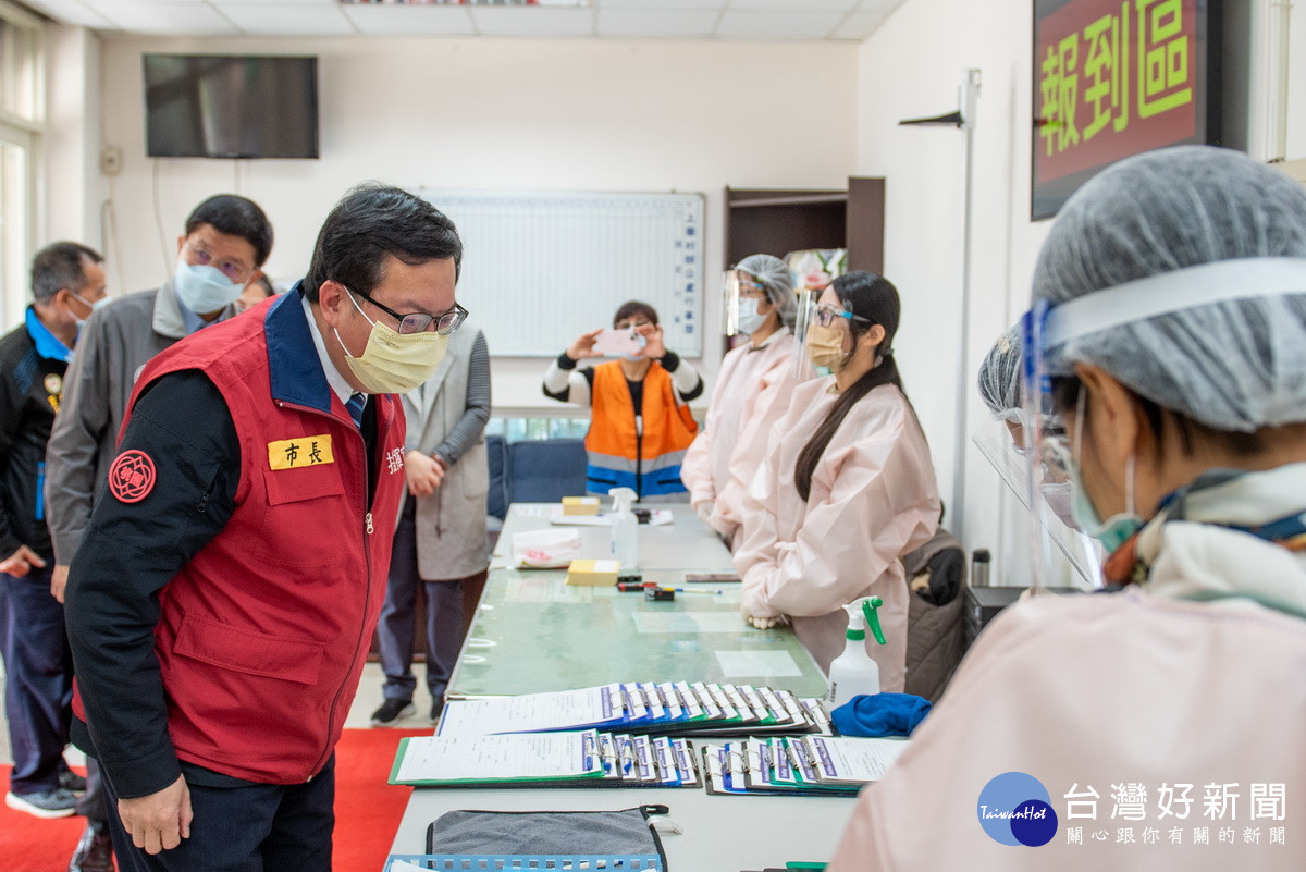 桃園市長鄭文燦視察採檢站及疫苗接種站，呼籲市民朋友主動採檢、施打疫苗提升保護力。