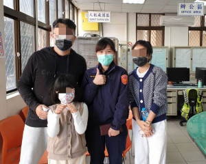 全家出遊忘帶錢包，警花伸援手解危