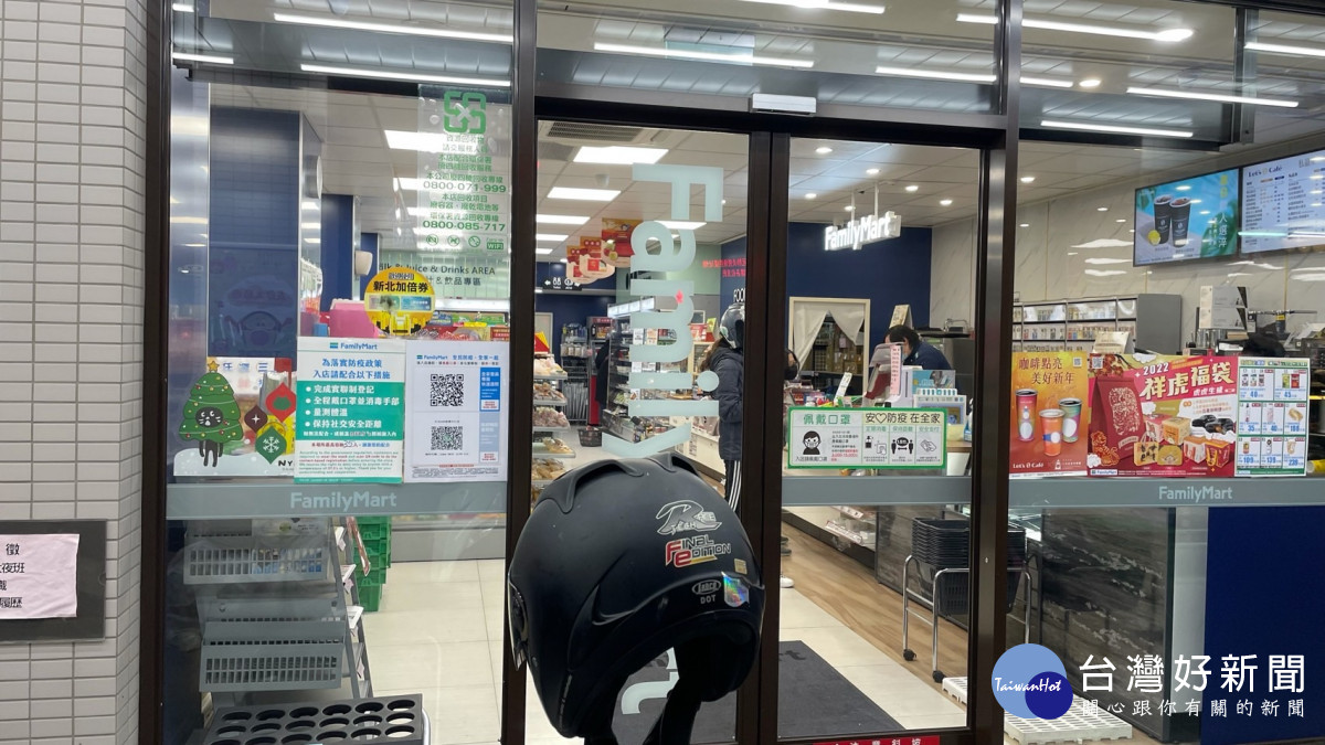  也有超商門口未見大量年貨擺放，還給騎樓正常行走空間，不會遮住實聯制QR-Code。