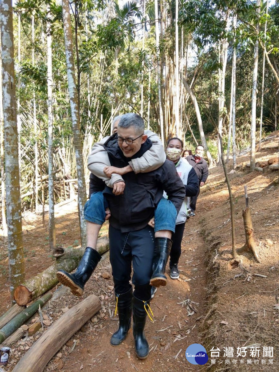 由救援人員輪流背負下山。