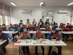 南投醫院攜同長輩一起繪斗方寫春聯。（南投醫院提供）
