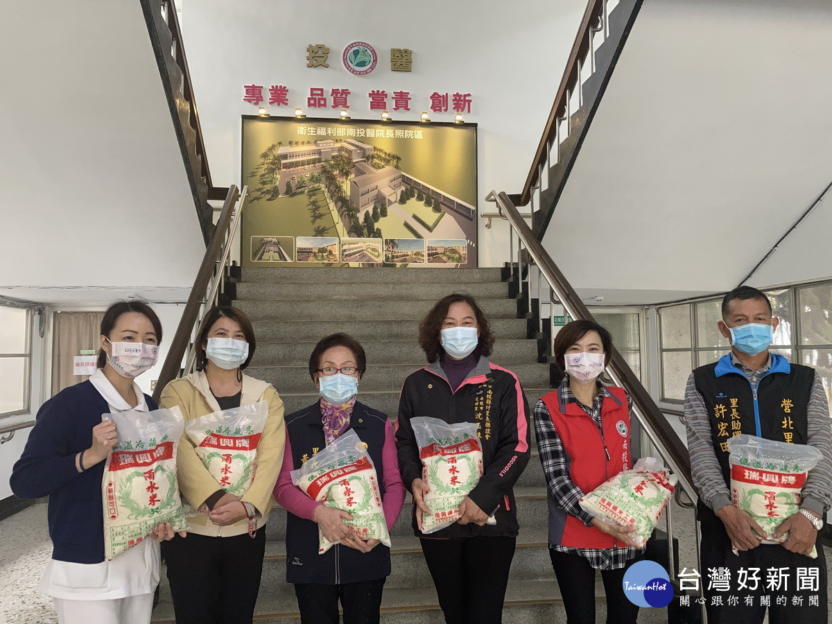 南投醫院也由里長轉贈白米予弱勢戶。（南投醫院提供）