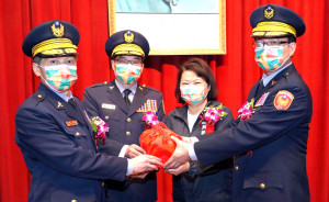 嘉義市長黃敏惠主持警局長交接典禮，卸任局長黃建榮(左一)將印信交給新任局長王文澤(右一)，由警政署副署長林順家監交／陳致愷攝影