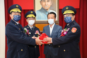 嘉義縣長翁章梁主持警局長交接典禮，由副警局長詹登燦(左一)將印信交給新任局長陳明君(右一)，由警政署警政委員許錫榮監交／陳致愷翻攝