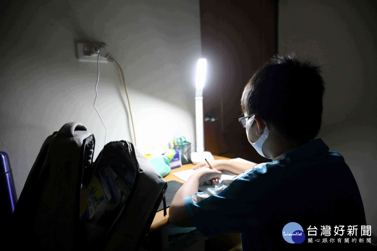 台灣世界展望會提供護眼檯燈，讓小恩在家安心溫習課業。(台灣世界展望會提供)