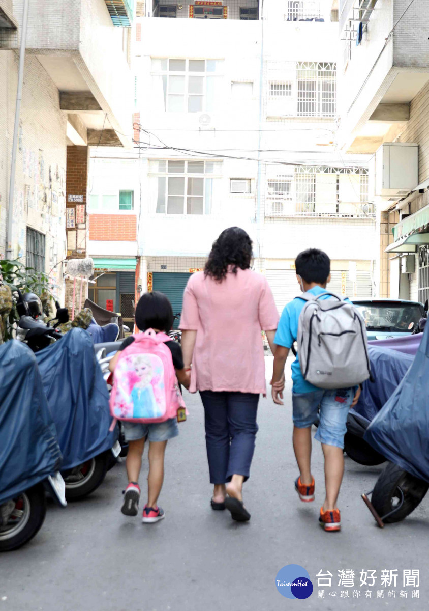 小恩阿嬤每天不辭辛勞接送孫兒上下學,勇敢撐起一個家。(台灣世界展望會提供)