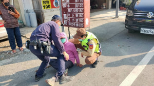 8旬老婦外出運動跌坐路旁，臺西警火速前往協助返家/臺西警分局