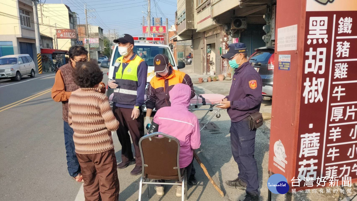 警方表示，到達現場發現一位婦人跌倒在地，員警見狀立即上前先將老婦扶至一旁休息/臺西警分局提供