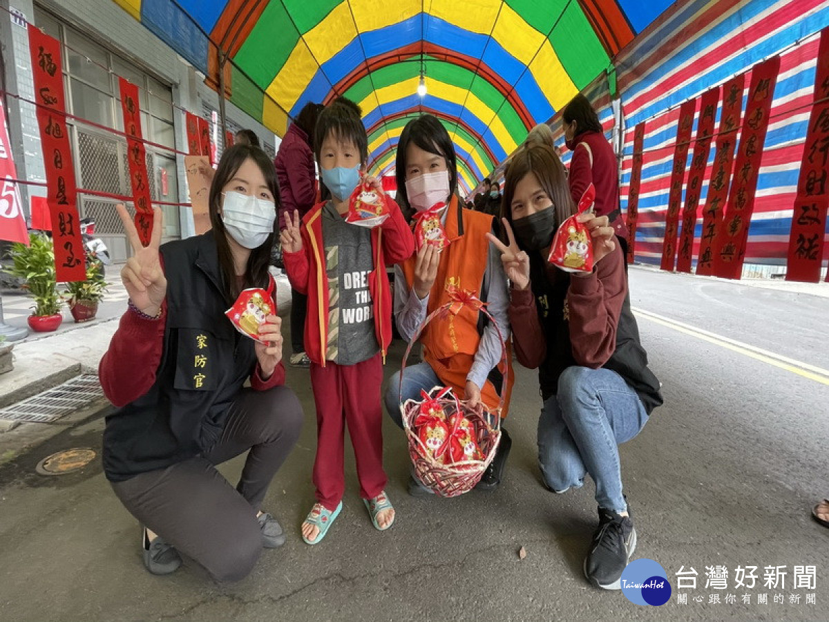 女警作手工餅干。林重鎣攝