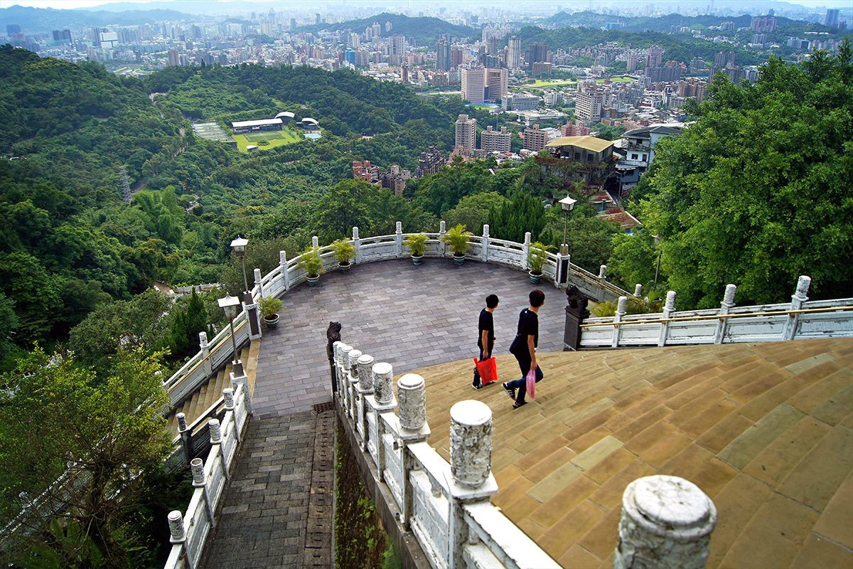 指南宮正殿前方視野寬廣，可遠眺台北盆地（圖／北市大地處提供）