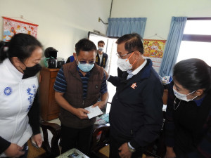 許立委林縣長史議員等慰問陳奕父親。（縣府提供）
