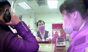 行員察覺有異向派出所通報，成功守住民眾的血汗錢