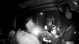 員警利用多功能酒精檢知器檢測下，發現有酒精反應，立即請黃女下車接受酒測