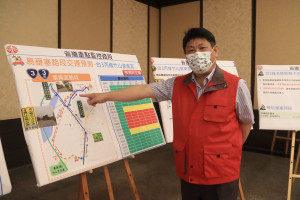 傅立祥副處長說明春節假期交通疏運。（記者扶小萍攝）