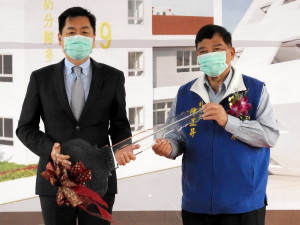 陳次長將車鑰贈陳副縣長。（縣府提供）