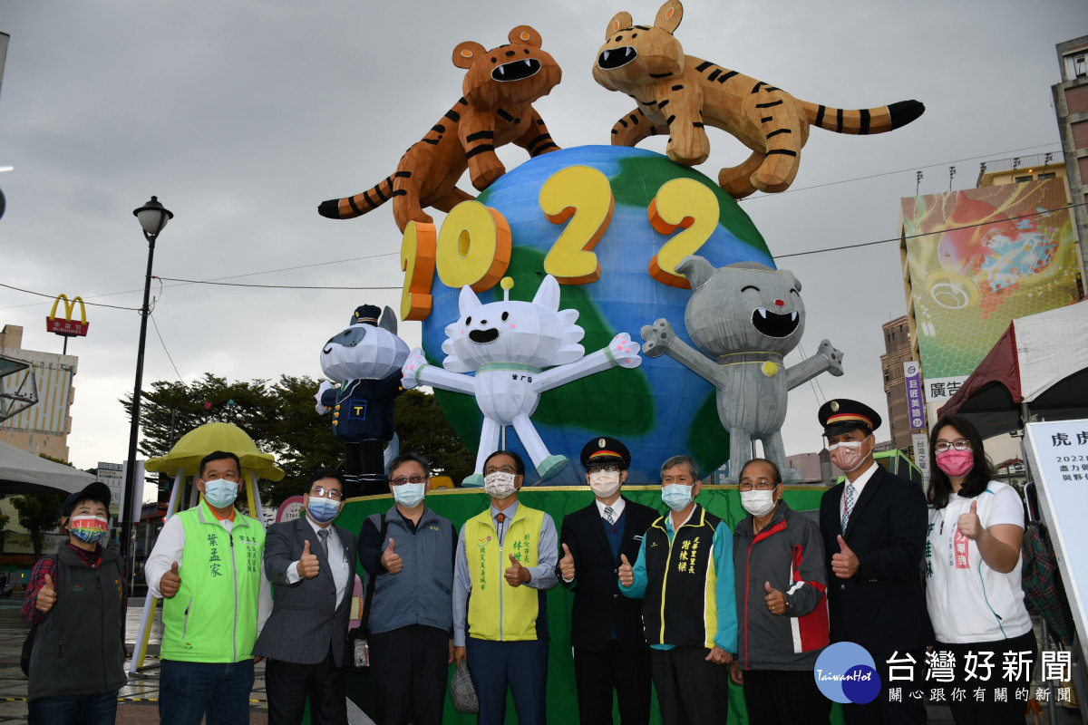 林世賢市長等人在彰化火車站前的主燈前為「彰化300．古城慶典之都」系列活動宣傳。