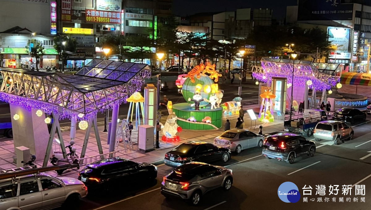 林世賢市長等人在彰化火車站前的主燈前為「彰化300．古城慶典之都」系列活動宣傳。