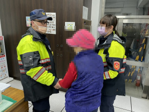 九旬老婦深夜忘返，壢警靠愛心手鍊協助返家