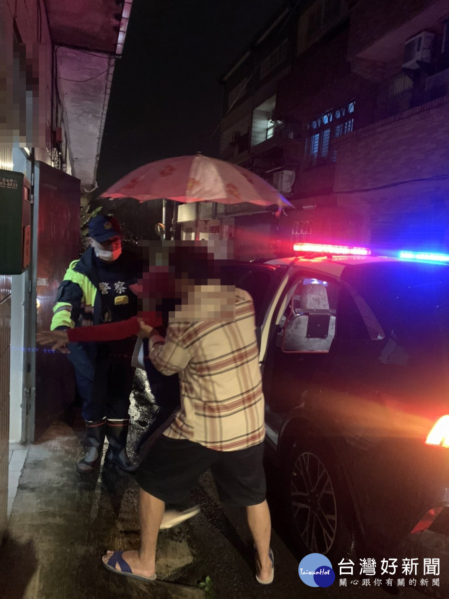 九旬老婦深夜忘返，壢警靠愛心手鍊協助返家