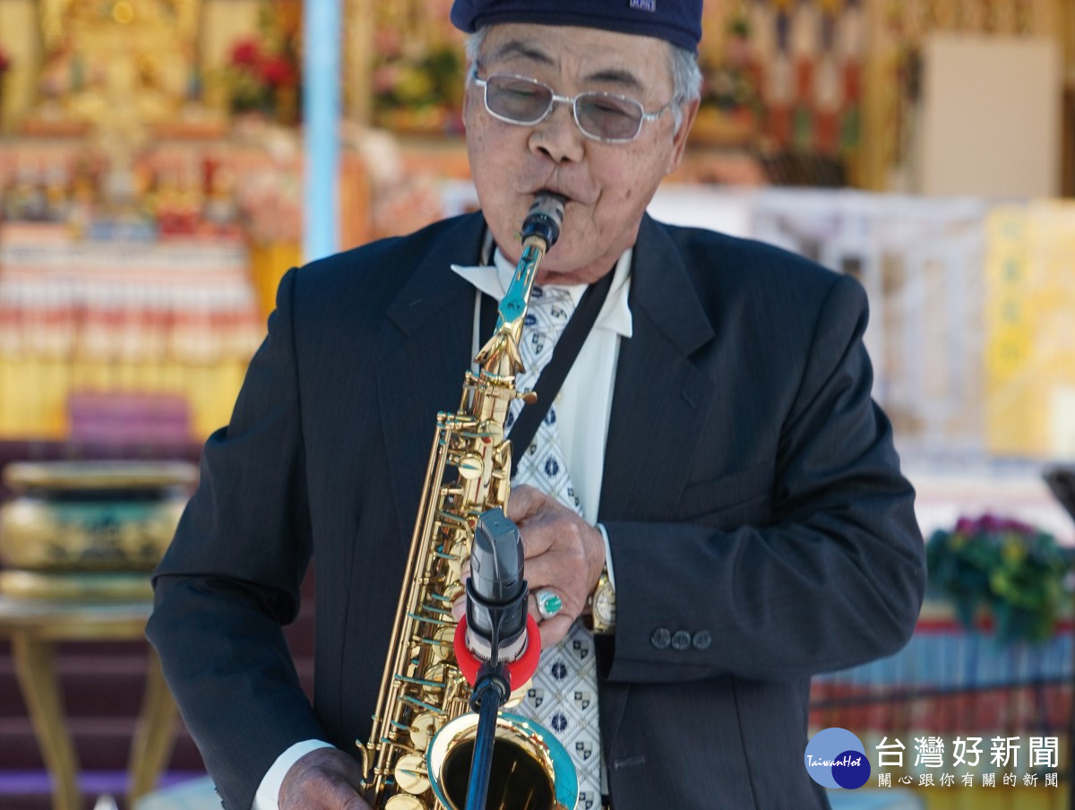 行動佛殿144站高雄杉林，78歲湯重四老師吹奏薩克斯風樂藝供佛
